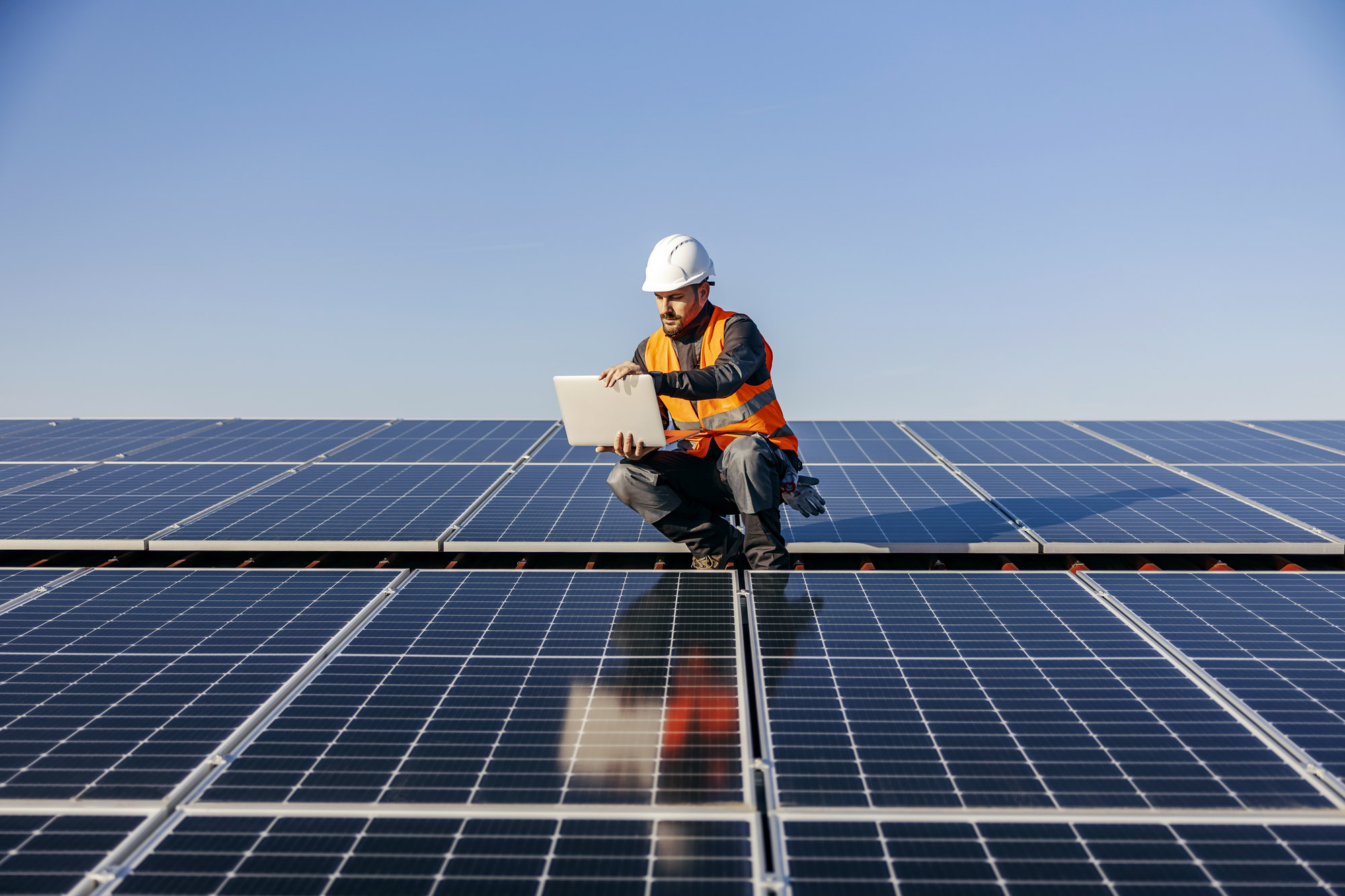 Tecnico che controlla l'impianto fotovoltaico
