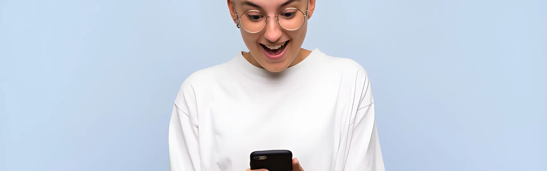 Ragazza che sorride con telefono in mano