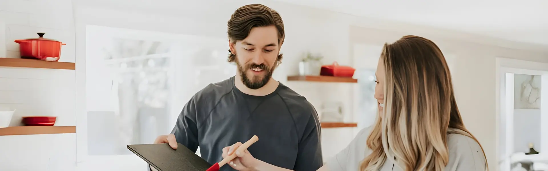 Coppia di persone che cucina