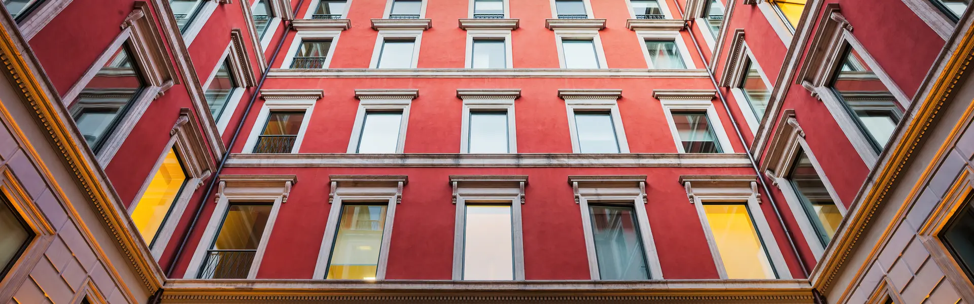 Esterno condominio storico con luci accese