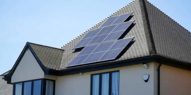 Energia rinnovabile con pannello solare su tetto