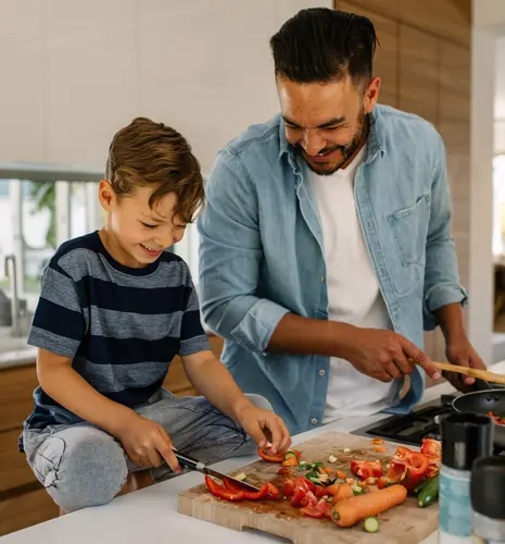 Padre e figlio in cucina